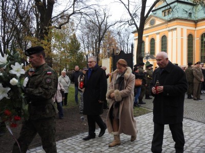 Aleksander Kwaśniewski w Jeleniej Górze na odsłonięciu tablicy upamiętniającej ofiary katastrofy smoleńskiej - 26