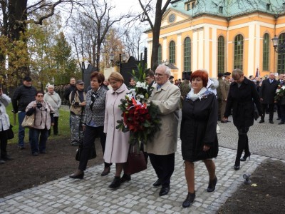 Aleksander Kwaśniewski w Jeleniej Górze na odsłonięciu tablicy upamiętniającej ofiary katastrofy smoleńskiej - 27