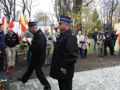 Aleksander Kwaśniewski w Jeleniej Górze na odsłonięciu tablicy upamiętniającej ofiary katastrofy smoleńskiej - 30