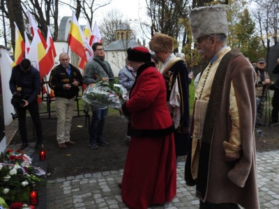 Aleksander Kwaśniewski w Jeleniej Górze na odsłonięciu tablicy upamiętniającej ofiary katastrofy smoleńskiej - 33