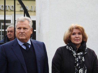 Aleksander Kwaśniewski w Jeleniej Górze na odsłonięciu tablicy upamiętniającej ofiary katastrofy smoleńskiej - 5