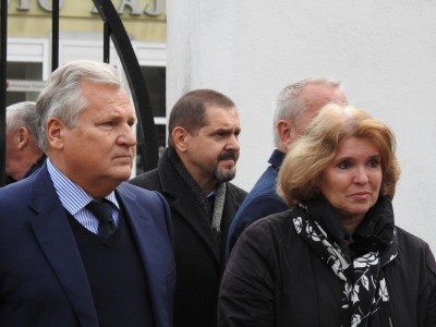 Aleksander Kwaśniewski w Jeleniej Górze na odsłonięciu tablicy upamiętniającej ofiary katastrofy smoleńskiej - 6