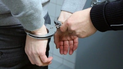 Myślał, że jak wskoczy do rzeki to ucieknie przed policją. Ci go jednak zaskoczyli...