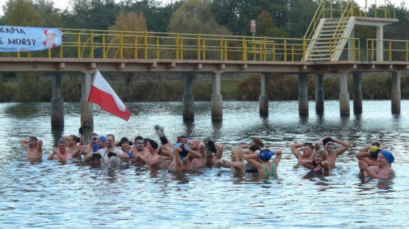 Nie boją się zimnej wody. Legnickie morsy rozpoczynają dziś sezon - Fot: archiwum radiowroclaw.pl