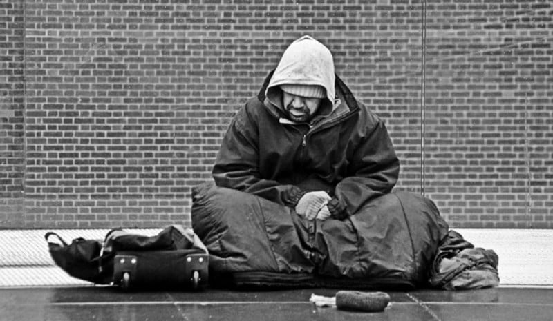 Pomóż bezdomnym przetrwać zimę. Potrzebne są ciepłe ubrania i koce - zdjęcie ilustracyjne: Sam Carpenter/flickr.com (Creative Commons)