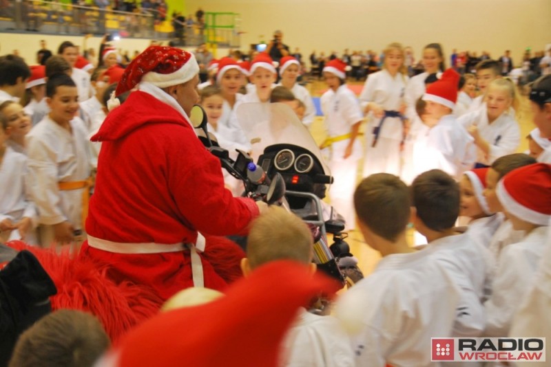Mikołaj na "beemce" a elfy w kimonach, czyli turniej karate w Sobótce [ZDJĘCIA] - fot. Marek Zoellner