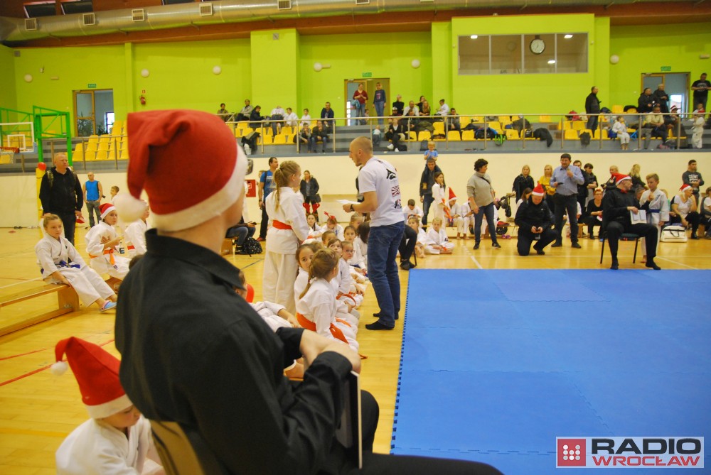 Mikołaj na "beemce" a elfy w kimonach, czyli turniej karate w Sob&oacute;tce [ZDJĘCIA]