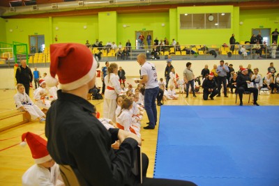Mikołaj na "beemce" a elfy w kimonach, czyli turniej karate w Sobótce [ZDJĘCIA] - 0