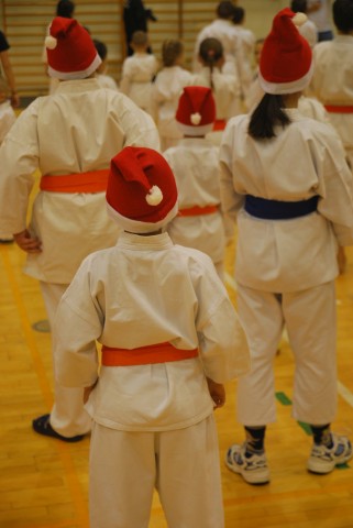 Mikołaj na "beemce" a elfy w kimonach, czyli turniej karate w Sobótce [ZDJĘCIA] - 12