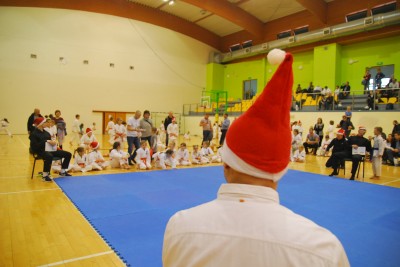 Mikołaj na "beemce" a elfy w kimonach, czyli turniej karate w Sobótce [ZDJĘCIA] - 1