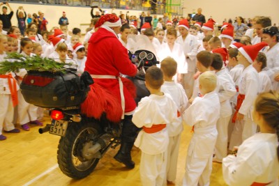 Mikołaj na "beemce" a elfy w kimonach, czyli turniej karate w Sobótce [ZDJĘCIA] - 6