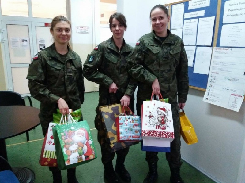 Żołnierze z Wrocławia rozdają prezenty - 