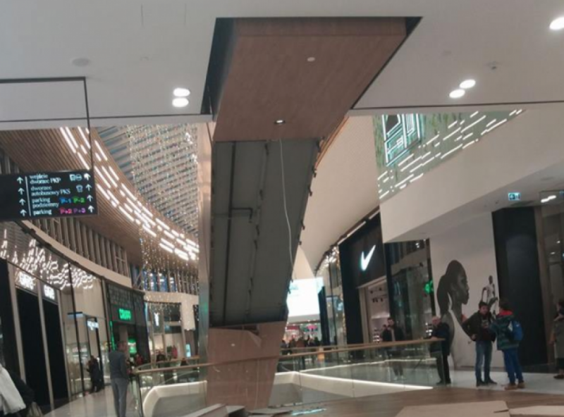 Wrocław: We Wroclavii runęła część zabudowy schodów [ZOBACZ] - fot. Facebok