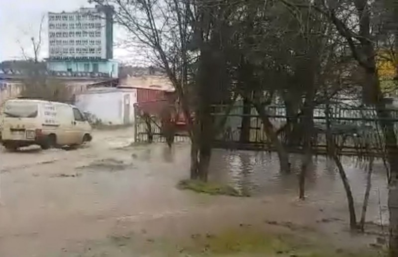 Lokalna powódź w okolicach szybu głównego kopalni "Rudna" w Polkowicach - fot. kadr z filmu Faebook