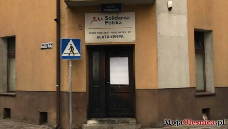 Dolnośląska policja zatrzymała mężczyznę podejrzewanego o podpalenie biura poselskiego minister Beaty Kempy - Fot. mojaolesnica.pl