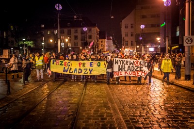 Marsz czarnych parasolek na wrocławskim Rynku [ZOBACZ] - 12