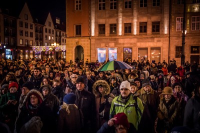 Marsz czarnych parasolek na wrocławskim Rynku [ZOBACZ] - 1