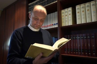 Mariusz Rosik w podr&oacute;ży: "Ksiądz na końcu świata" [REPORTAŻ] [WIDEO]