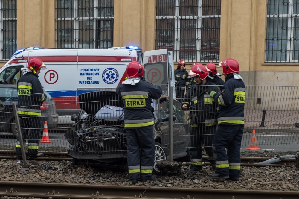 Wrocław: Na Kazimierza Wielkiego samoch&oacute;d wpadł w torowisko [ZOBACZ]