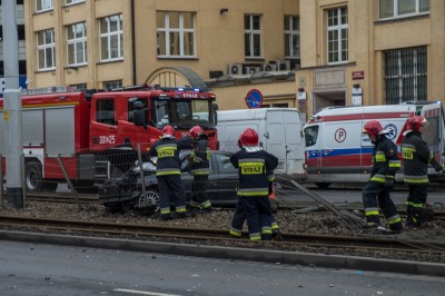 Wrocław: Na Kazimierza Wielkiego samochód wpadł w torowisko [ZOBACZ] - 1
