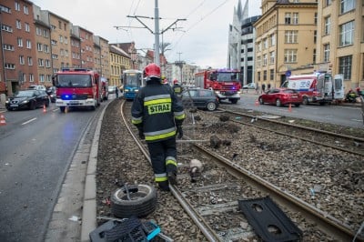 Wrocław: Na Kazimierza Wielkiego samochód wpadł w torowisko [ZOBACZ] - 2