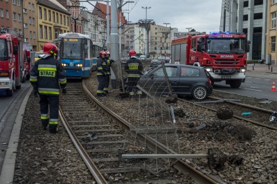 Wrocław: Na Kazimierza Wielkiego samochód wpadł w torowisko [ZOBACZ] - 3