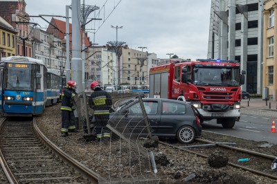 Wrocław: Na Kazimierza Wielkiego samochód wpadł w torowisko [ZOBACZ] - 4
