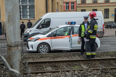 Wrocław: Na Kazimierza Wielkiego samochód wpadł w torowisko [ZOBACZ] - 5