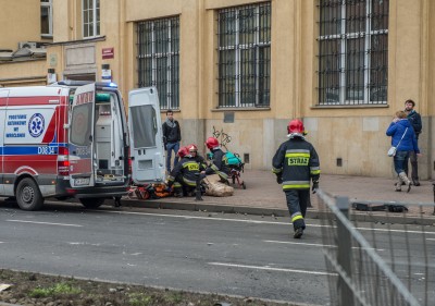 Wrocław: Na Kazimierza Wielkiego samochód wpadł w torowisko [ZOBACZ] - 6