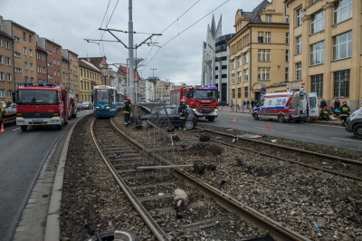 Wrocław: Na Kazimierza Wielkiego samochód wpadł w torowisko [ZOBACZ] - 7