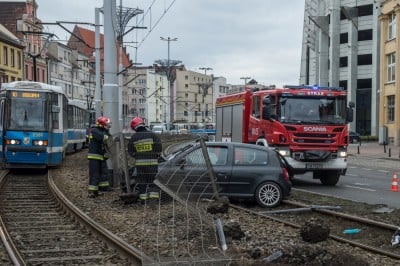 Wrocław: Na Kazimierza Wielkiego samoch&oacute;d wpadł w torowisko [ZOBACZ]