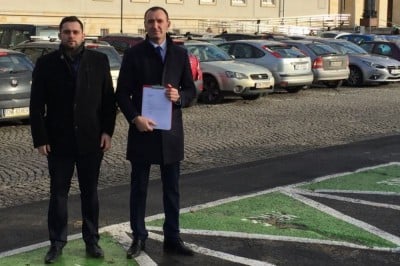 Robert Grzechnik: Nie ma podstaw, aby karać za parkowanie na zielonych kopertach
