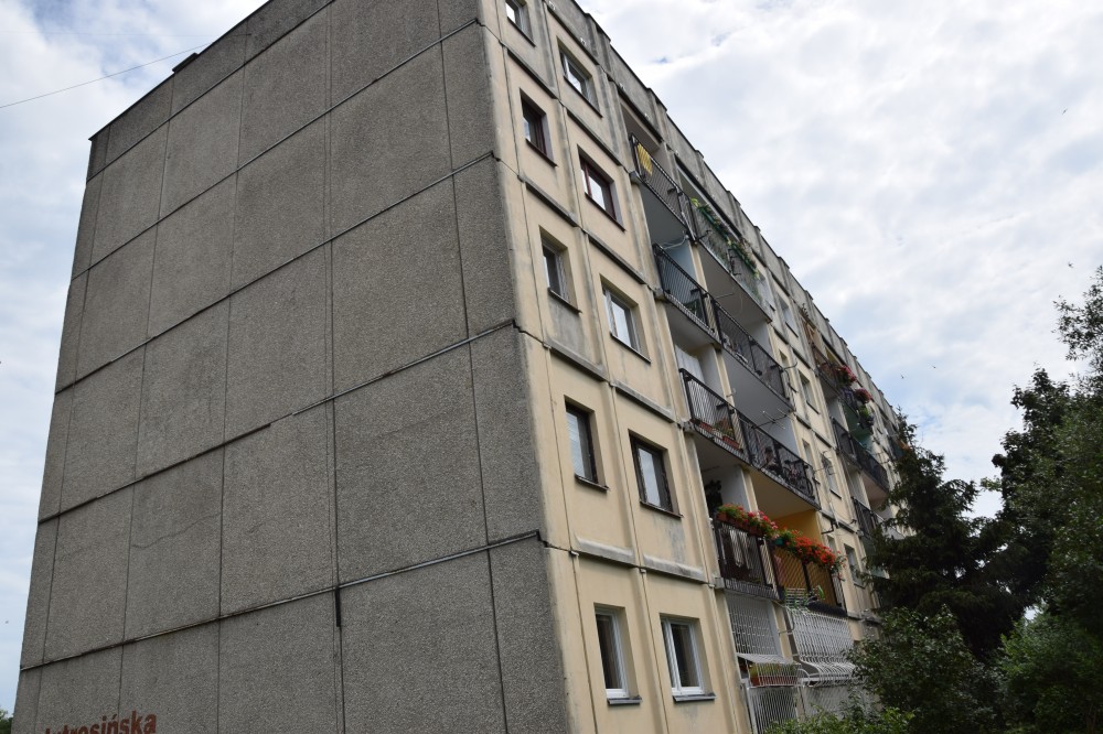 Ponad sto rodzin z ulicy Jutrosińskiej we Wrocławiu boi się o swoją przyszłość