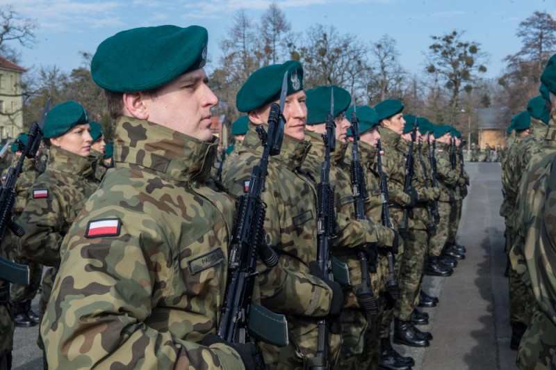 50 przyszłych oficerów rezerwy złożyło uroczystą przysięgę w Akademii Wojsk Lądowych [ZOBACZ] - 