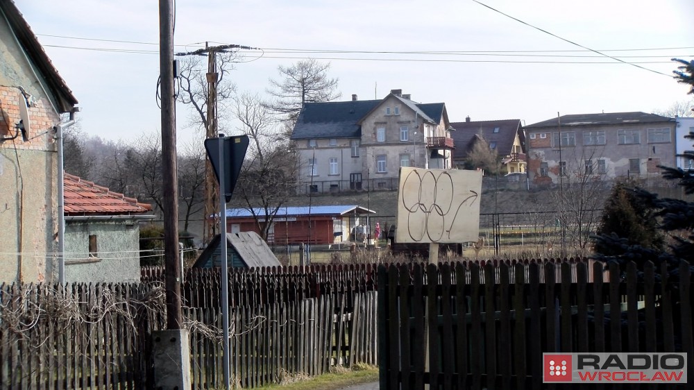 Nie udało mu się wyjechać na igrzyska do Korei, więc wyrzeźbił wioskę olimpijską z drewna [FOTO]