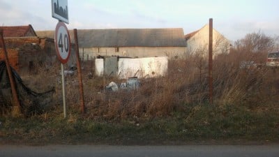 Dzikie składowisko odpad&oacute;w na prywatnej posesji. Właściciele m&oacute;wią, że to... ich źr&oacute;dło utrzymania
