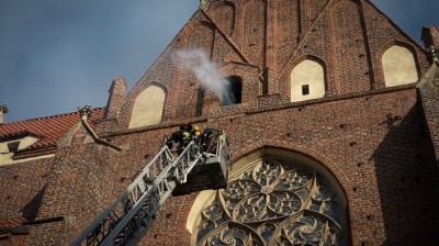 Ćwiczenia strażak&oacute;w na wypadek zapalenia się obiektu sakralnego [WIDEO,FOTO]