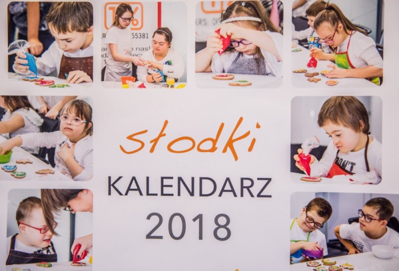 Radiowy Oddział Ratunkowy: rodzice o dzieciach z Zespołem Downa - fragment okładki kalendarza wydanego przez stowarzyszenie Razem
