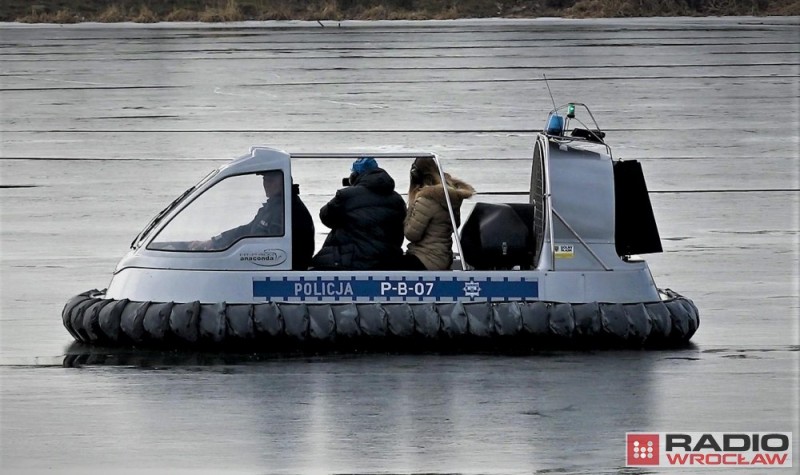 Policjanci patrolują Odrę z pokładu... poduszkowca [WIDEO] - fot. Piotr Czyszkowski