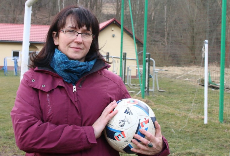 Kobieta rządzi piłką w Jeleniej Górze - Fot. Robert Zapora