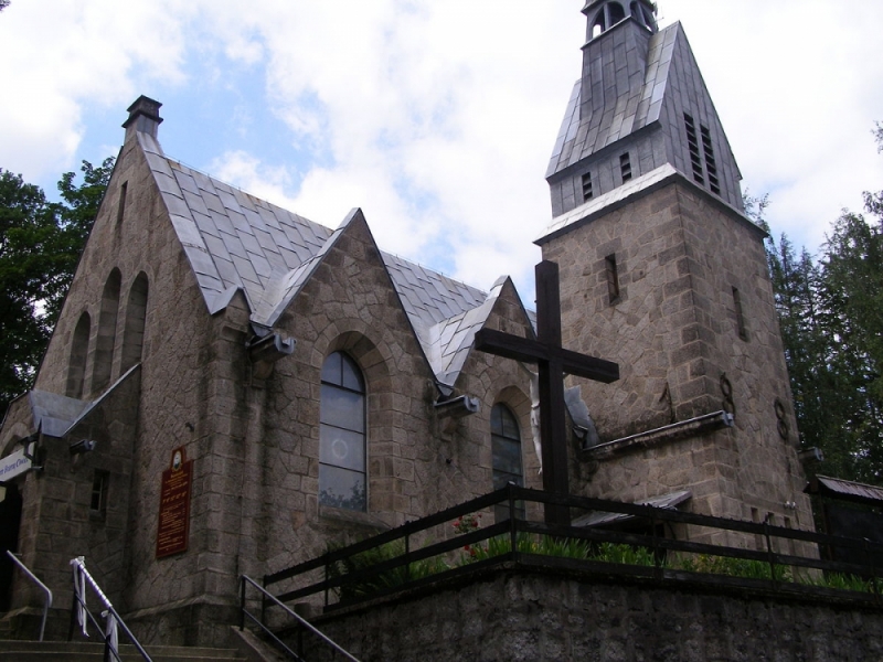 Areszt dla podejrzanej o włamanie do kościoła - Kościół św. Maksymiliana Marii Kolbego w Szklarskiej Porębie (fot. Wikipedia)
