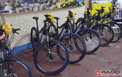 W Głuszycy i Jedlinie Zdroju udostępniono mieszkańcom rowery elektryczne [FOTO]
