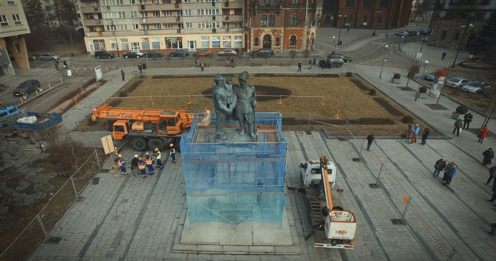 Nie ma już Pomnika Wdzięczności dla Armii Radzieckiej na legnickim Placu Słowiańskim [FOTO, WIDEO]