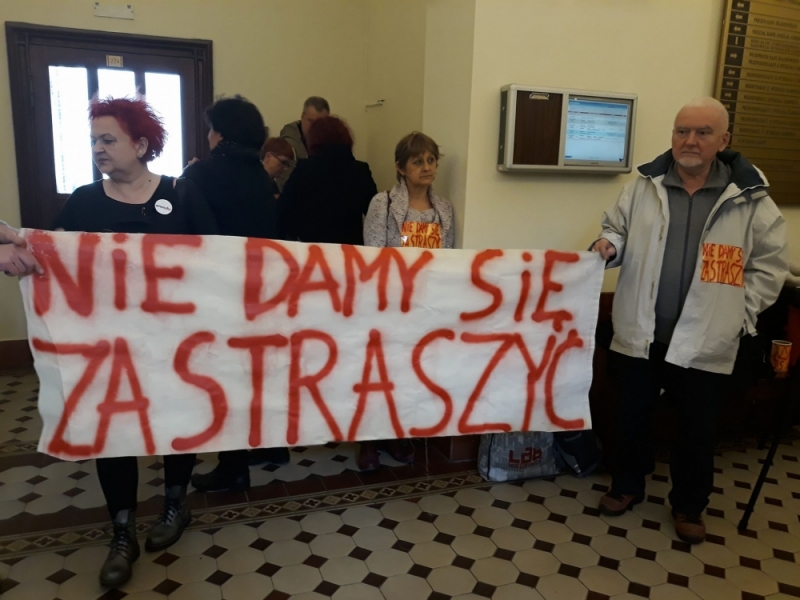 Czworo pikietujących przed komisariatem uniewinnionych - fot. Elżbieta Osowicz