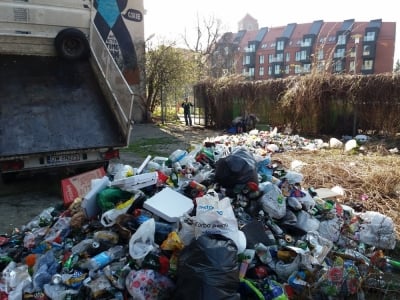 Wrocław: G&oacute;ry śmieci na Wyspie Słodowej [ZDJĘCIA]