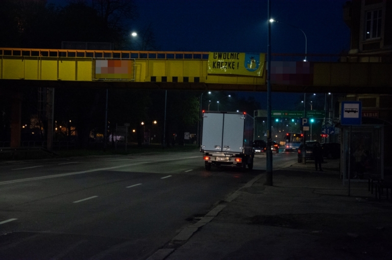 Na wiadukcie dla pieszych przy ul. Pocztowej powiesili baner z napisem "Uwolnić kaczkę" - 