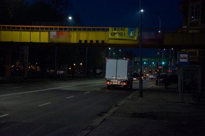 Na wiadukcie dla pieszych przy ul. Pocztowej powiesili baner z napisem "Uwolnić kaczkę"