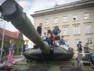 Święto Flagi: Uroczystości na Rynku, wojskowy piknik
