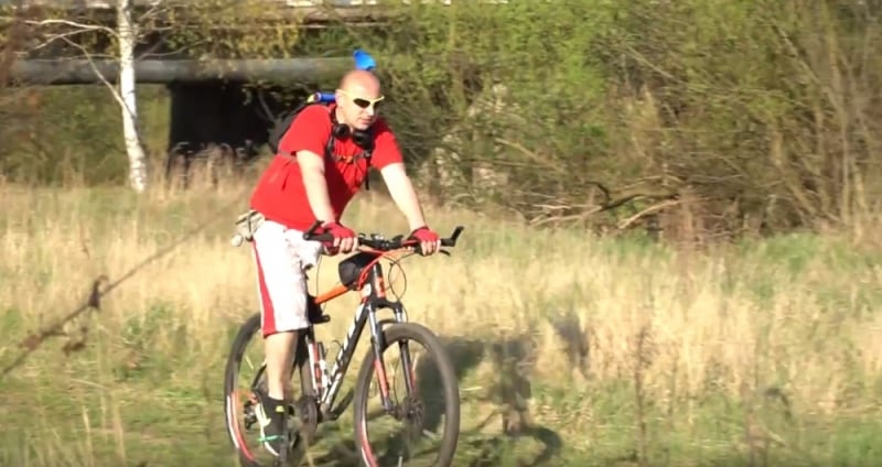 Przejeżdża rowerem 90 kilometrów dziennie mimo, że... nie ma nogi [ZOBACZ] - fot. YouTube