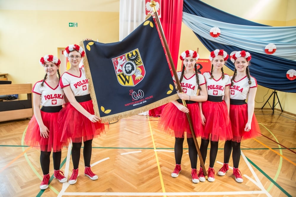 We Wrocławiu zaprezentowano sztandar na stulecie niepodległości